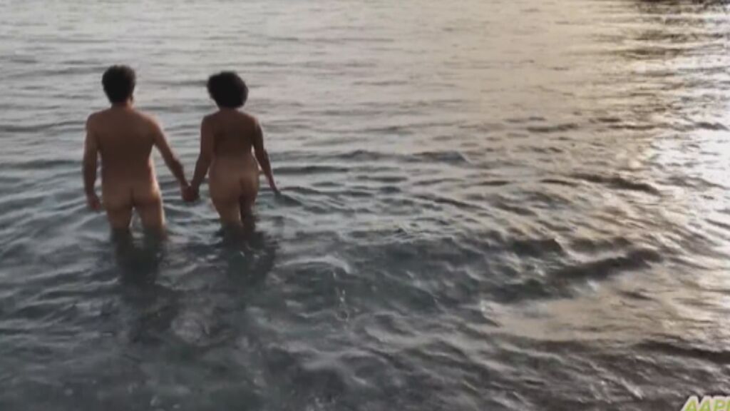 Ocho parejas nudistas se dan el 'sí quiero' en la playa granadina de Cantarriján