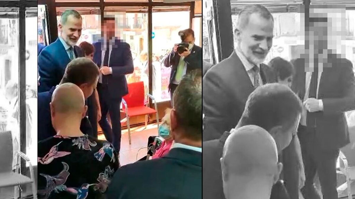 El rey Felipe VI se salta el protocolo para interesarse por una mujer indispuesta en Puertollano El rey Felipe VI se salta el protocolo para interesarse por una mujer indispuesta en Puertollano