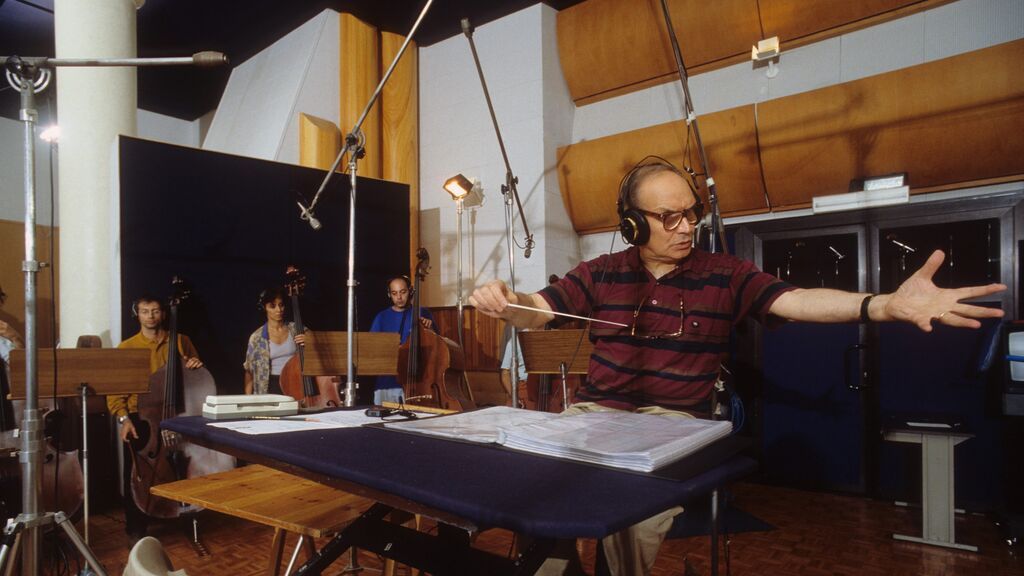Ennio Morricone durante una de sus grabaciones.