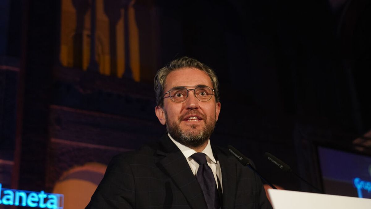 El escritor Máximo Huerta gana el Premio Fernando Lara por su novela 'Adiós, pequeño'