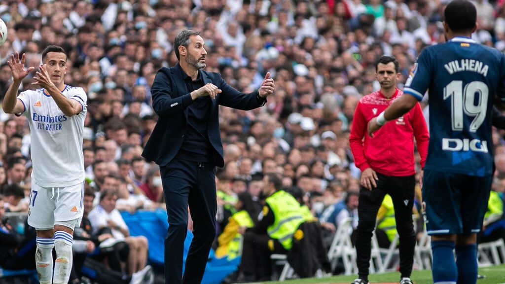 EuropaPress_4418178_vicente_moreno_head_coach_of_espanyol_gestures_during_the_spanish_league
