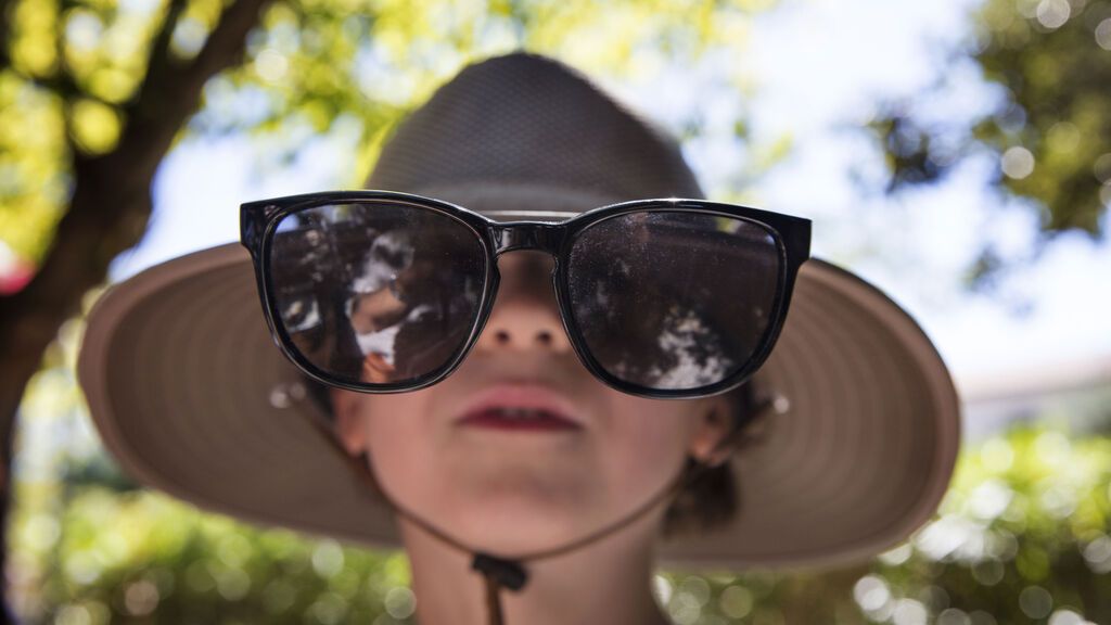 Cómo proteger a los niños del sol en la piscina y en la playa durante el verano