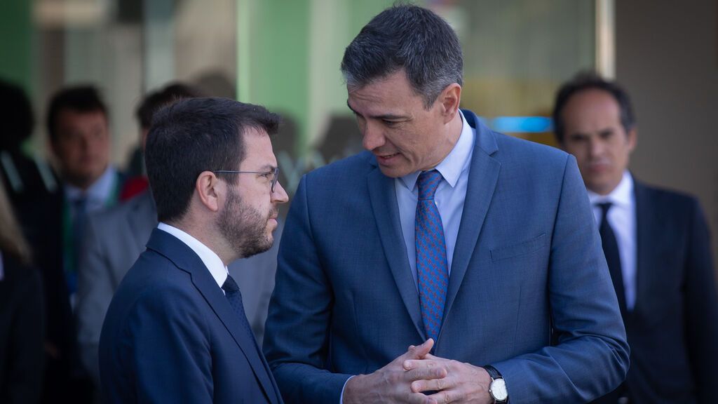 Pedro Sánchez y Pere Aragonès conversan unos minutos en Barcelona el 6 de mayo