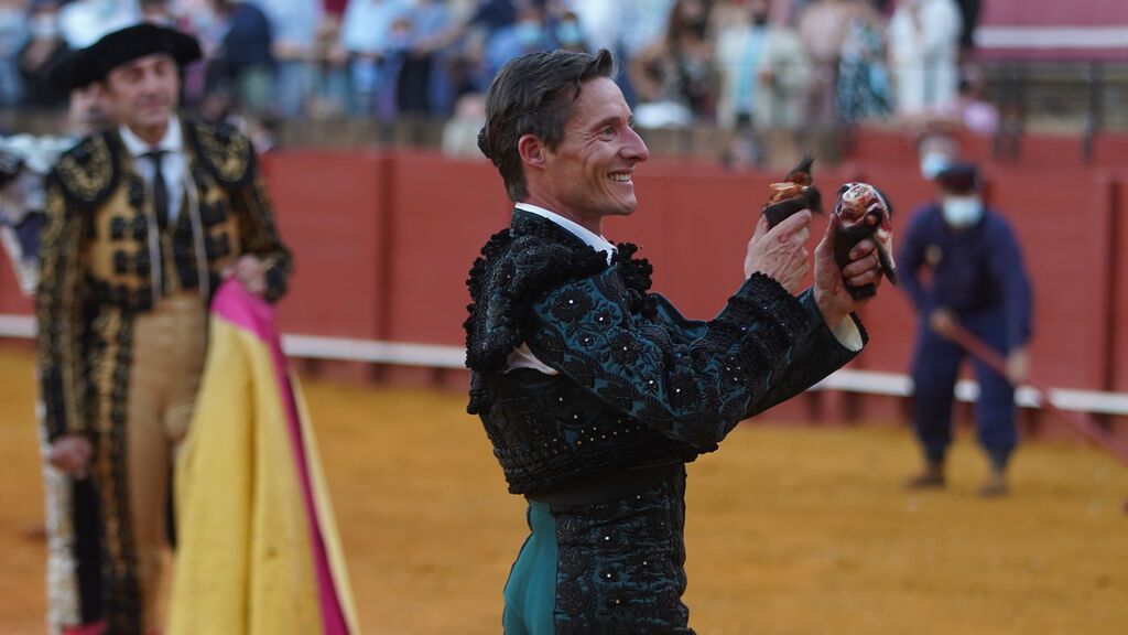 Urdiales pasea dos orejas en la sevillana Feria de San Miguel en octubre del año pasado.