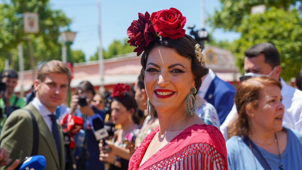 La candidata de Vox a las andaluzas, Macarena Olona, vestida de flamenca en la Feria de Sevilla