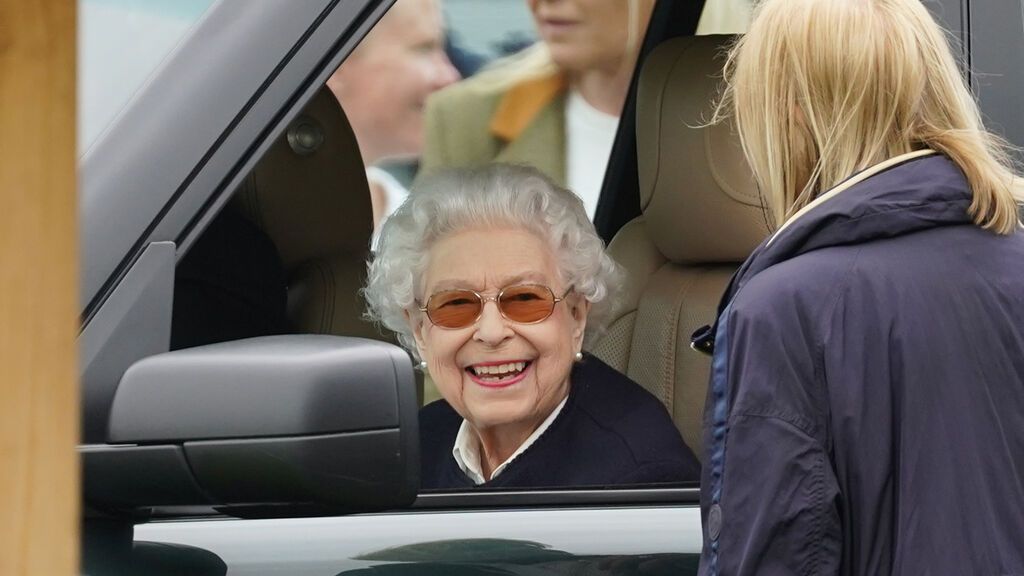 Isabel II asiste a un evento hípico