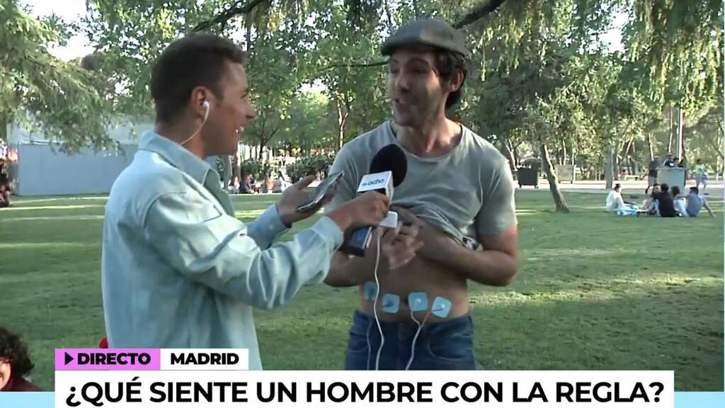 Varios hombres experimentan dolores de regla en directo