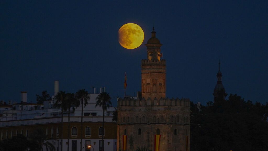Eclipse lunar parcial en Sevilla