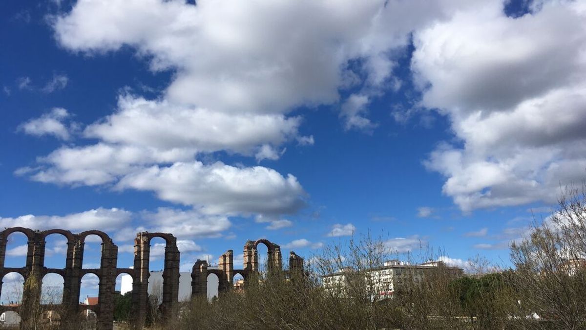 Los intervalos nubosos predominarán en la Península este domingo en el que se prevén lluvias en Galicia o Asturias Los intervalos nubosos predominarán en la Península este domingo en el que se prevén lluvias en Galicia o Asturias