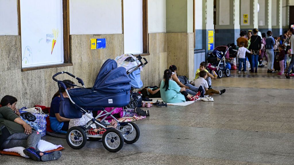 EuropaPress_4443120_11_may_2022_czech_republic_prague_ukrainian_refugees_rest_at_the_main_train