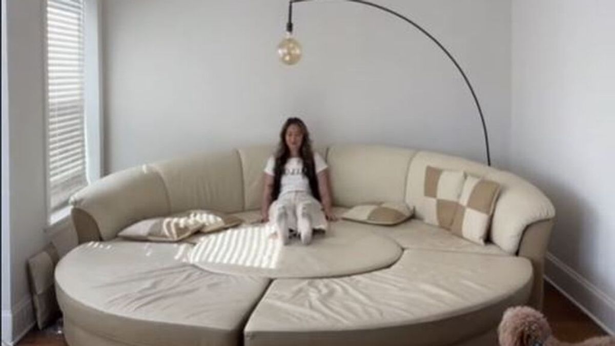 Una joven muestra su sofá en TikTok y los usuarios le advierten de su pasado: "Límpialo bien"