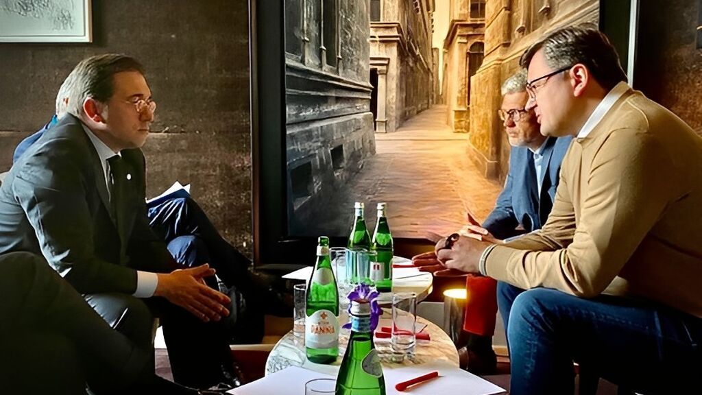 Albares se reúne con el ministro de exteriores de Ucrania durante la cumbre de la OTAN en Berlín