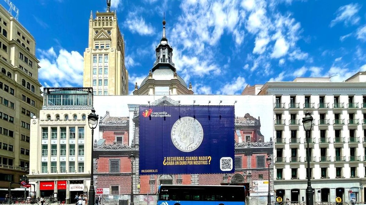 Cuelgan una pancarta para reivindicar la figura de rey emérito en el centro de Madrid Cuelgan una pancarta para reivindicar la figura de rey emérito en el centro de Madrid