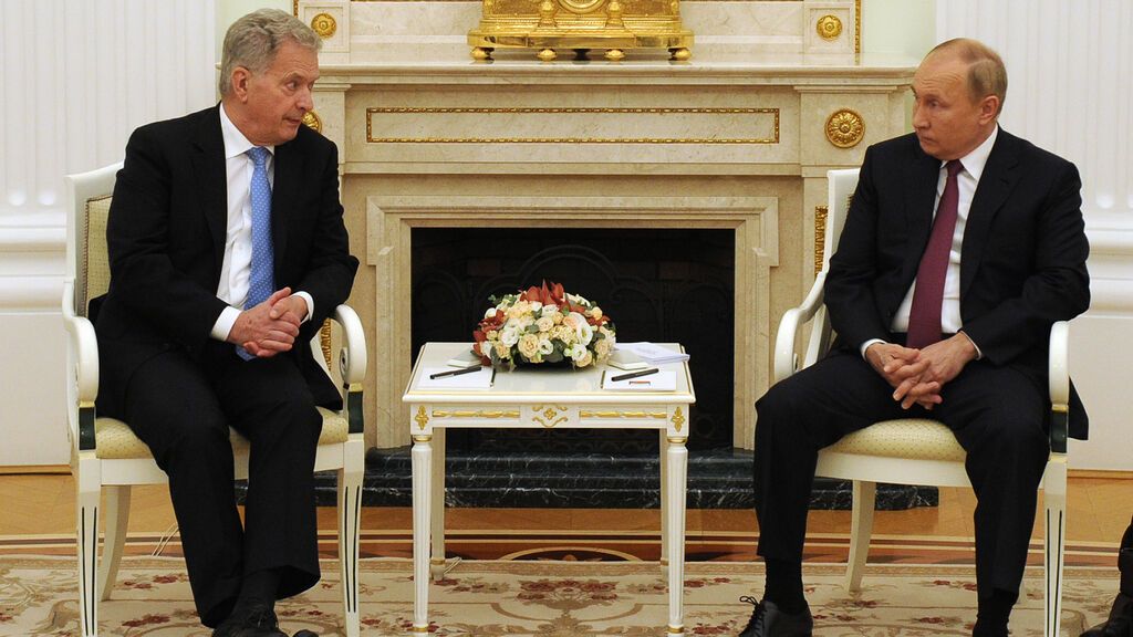 El presidente de Finlandia informa por teléfono a Putin de su intención de unirse a la OTAN