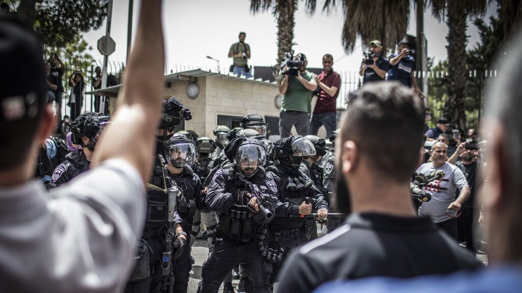 La Policía israelí carga contra el cortejo fúnebre de la periodista palestina Shirín abu Aklé