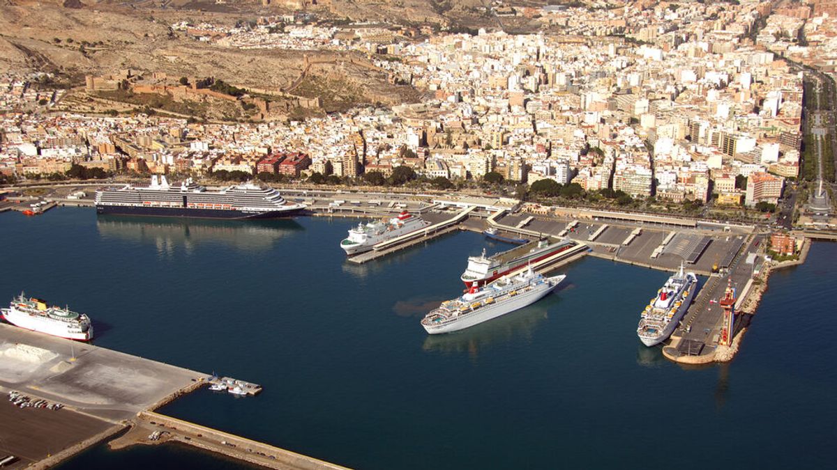 Nueve personas podrían haber muerto cuando intentaban alcanzar las costas andaluzas en patera Nueve personas podrían haber muerto cuando intentaban alcanzar las costas andaluzas en patera