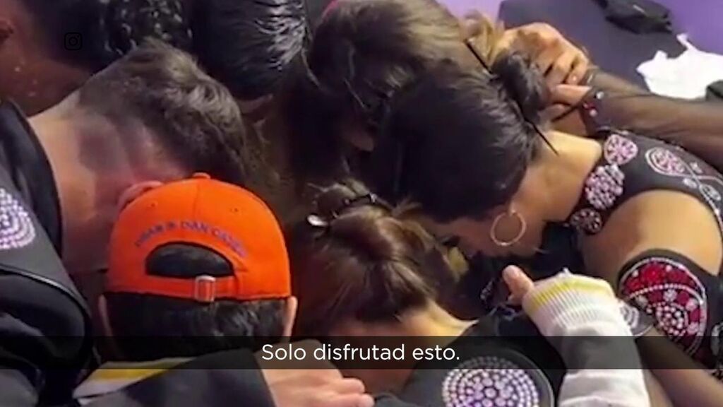 El abrazo grupal antes de actuar