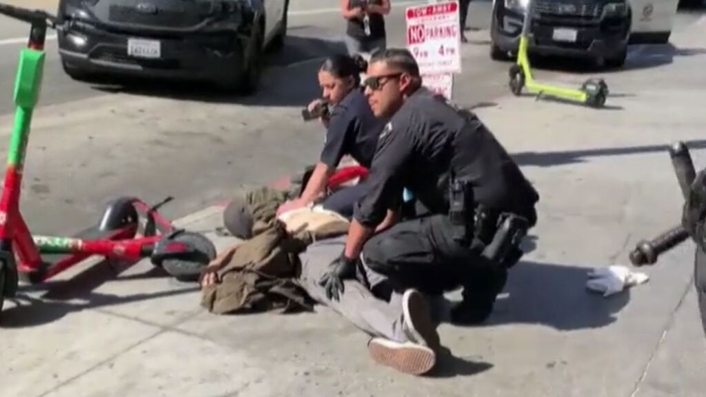 Un hombre muere en un tiroteo en un mercado abarrotado de gente en Los Ángeles