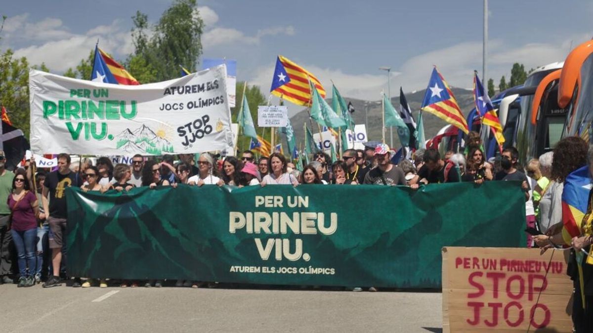 1.500 catalanes protestan contra los JJ. OO. de Iniverno en los Pirineos 1.500 catalanes protestan contra los JJ. OO. de Iniverno en los Pirineos