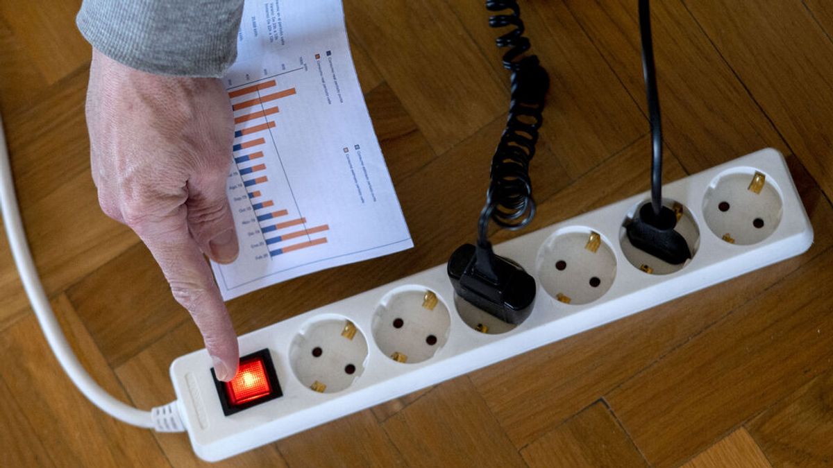 El precio de la luz sube este lunes un 53% y vuelve a acercarse a los 200 euros/MWh El precio de la luz sube este lunes un 53% y vuelve a acercarse a los 200 euros/MWh