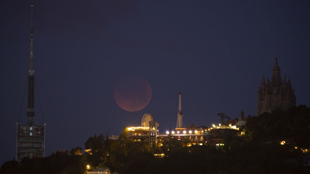 Las mejores imágenes del eclipse lunar total de la pasada noche y la espectacular luna de sangre