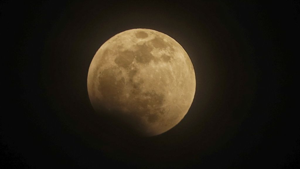 Las mejores imágenes del eclipse lunar total de la pasada noche y la espectacular luna de sangre
