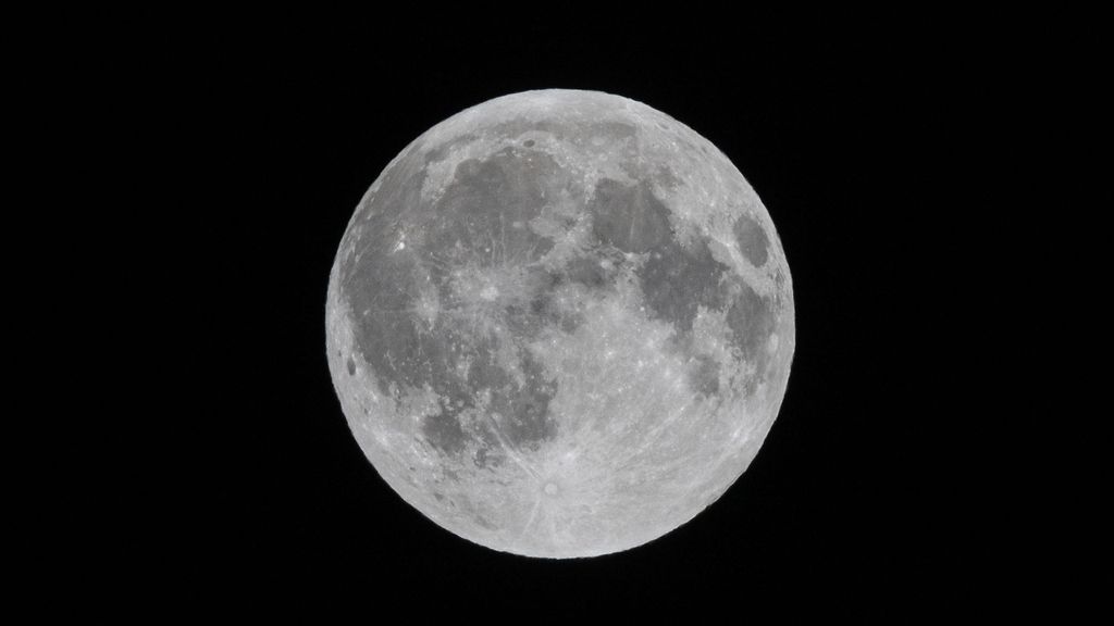 Las mejores imágenes del eclipse lunar total de la pasada noche y la espectacular luna de sangre