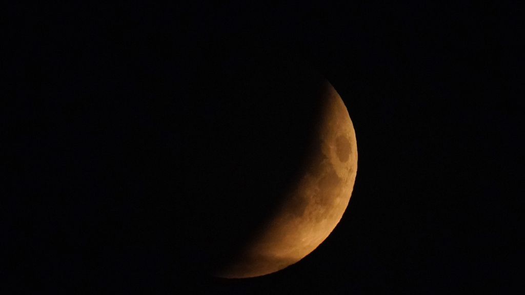 Las mejores imágenes del eclipse lunar total de la pasada noche y la espectacular luna de sangre