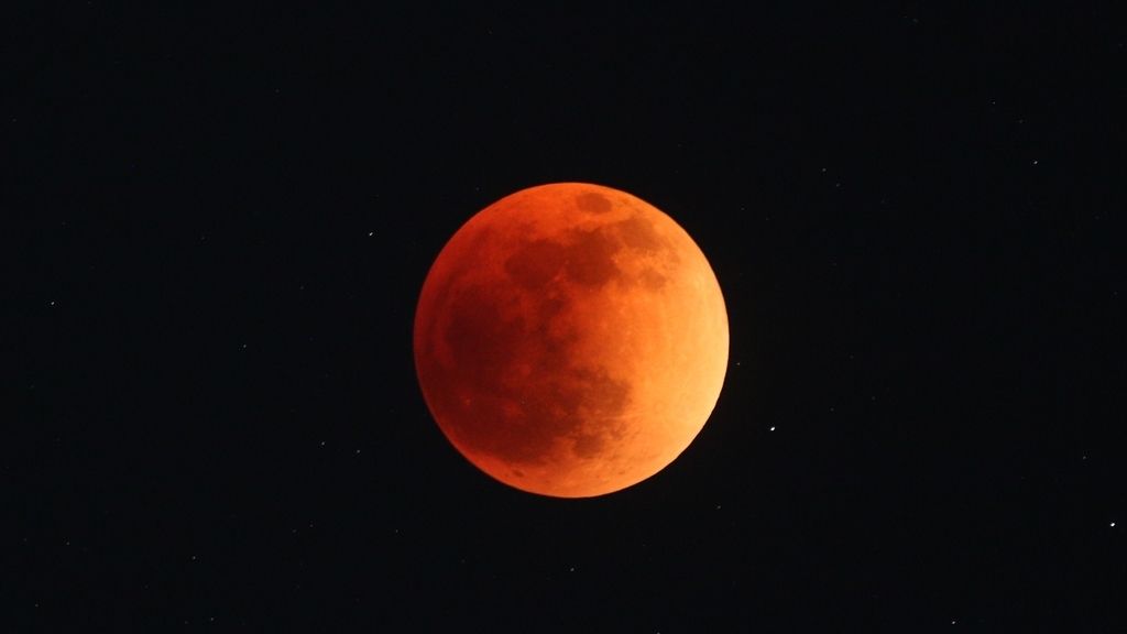 Las mejores imágenes del eclipse lunar total de la pasada noche y la espectacular luna de sangre