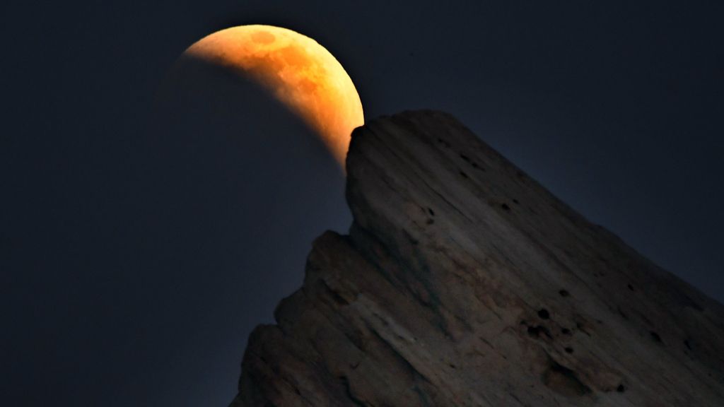 Las mejores imágenes del eclipse lunar total de la pasada noche y la espectacular luna de sangre