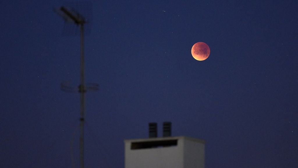 Las mejores imágenes del eclipse lunar total de la pasada noche y la espectacular luna de sangre