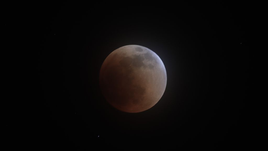 Las mejores imágenes del eclipse lunar total de la pasada noche y la espectacular luna de sangre
