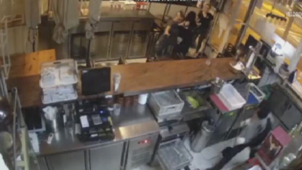 Una camarera de Sevilla se enfrenta a dos atracadores