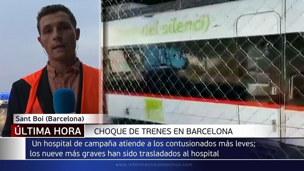 Nueve personas hospitalizadas tras el descarrilamiento de un tren en Barcelona