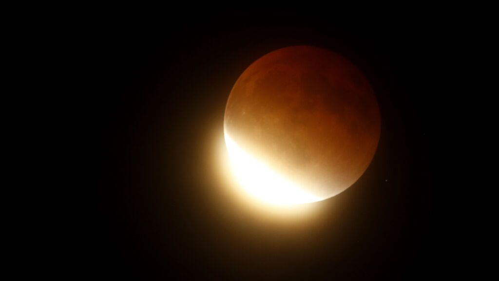 Un eclipse total da paso a una superluna de sangre