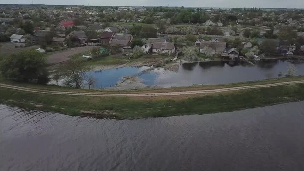 La aldea ucraniana inundada para frenar el avance de los tanques rusos sobre Kiev, a vista de dron