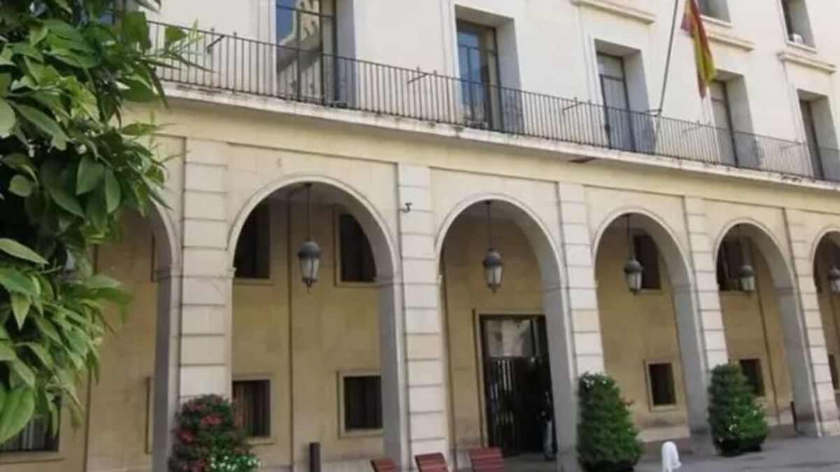 Abusa de una amiga inconsciente y hace una videollamada al novio para que la vea desnuda Abusa de una amiga inconsciente y hace una videollamada al novio para que la vea desnuda