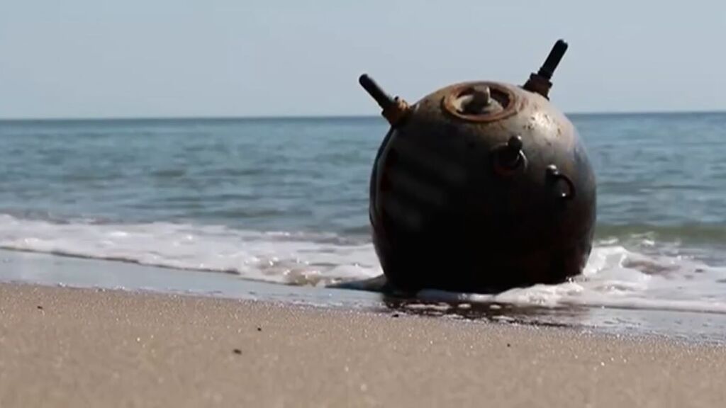 Zapadores ucranianos sacan una mina de las aguas en la costa de Odesa para después detonarla