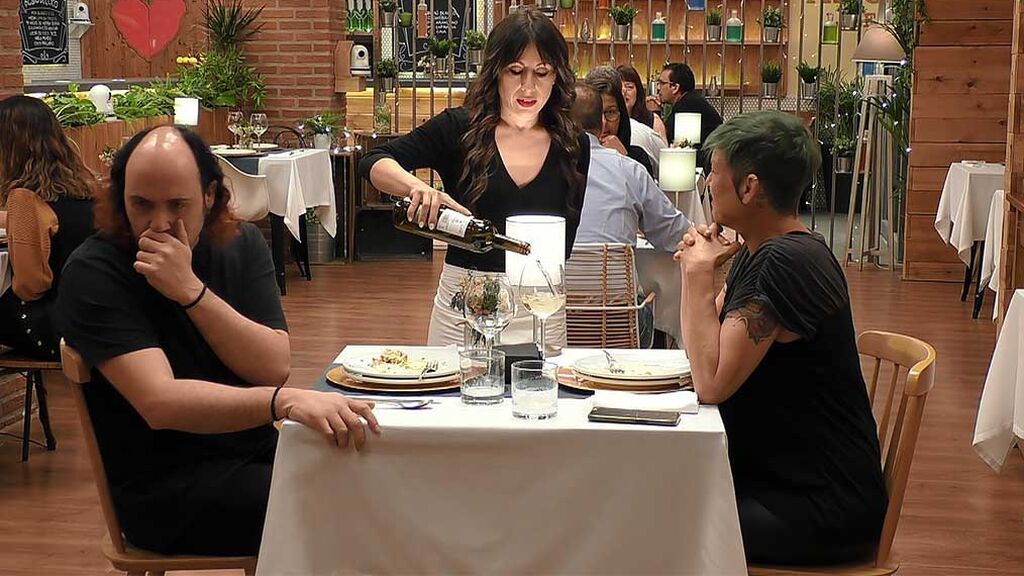 Un experto concursante de realites de supervivencia vascos “no sobrevive” a la búsqueda del amor en ‘First Dates’: “Eres más joven que yo”