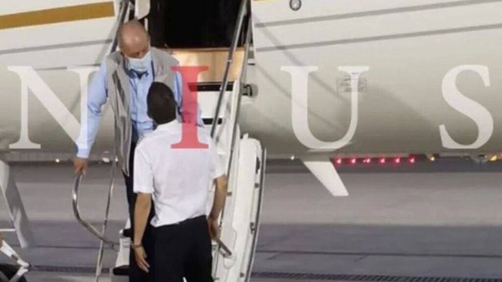 El rey Juan Carlos desciende del avión que le lleva a su exilio en Abu Dabi en 2020