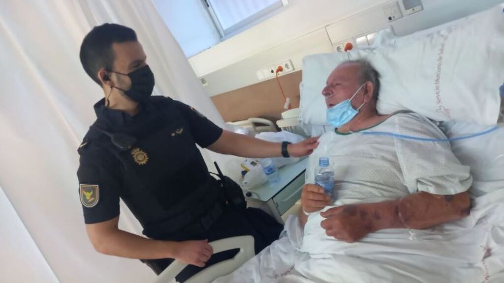 Un policía fuera de servicio salva in extremis a un octogenario de morir atragantado en Murcia