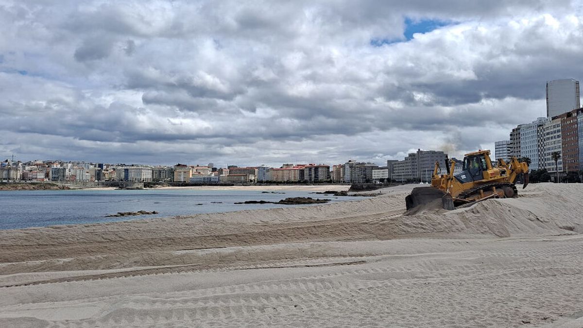 La playa de Riazor se prepara para el verano, con la eliminación de la gran duna artificial La playa de Riazor se prepara para el verano, con la eliminación de la gran duna artificial