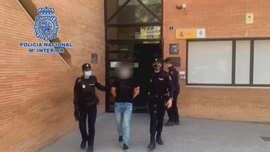 Persiguen a un ladrón que acababa de robar el móvil a una anciana en Alicante y la policía lo captura