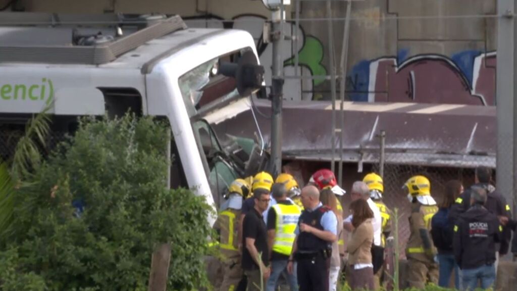 Un muerto y 85 heridos en un accidente de tren en Sant Boi, Barcelona