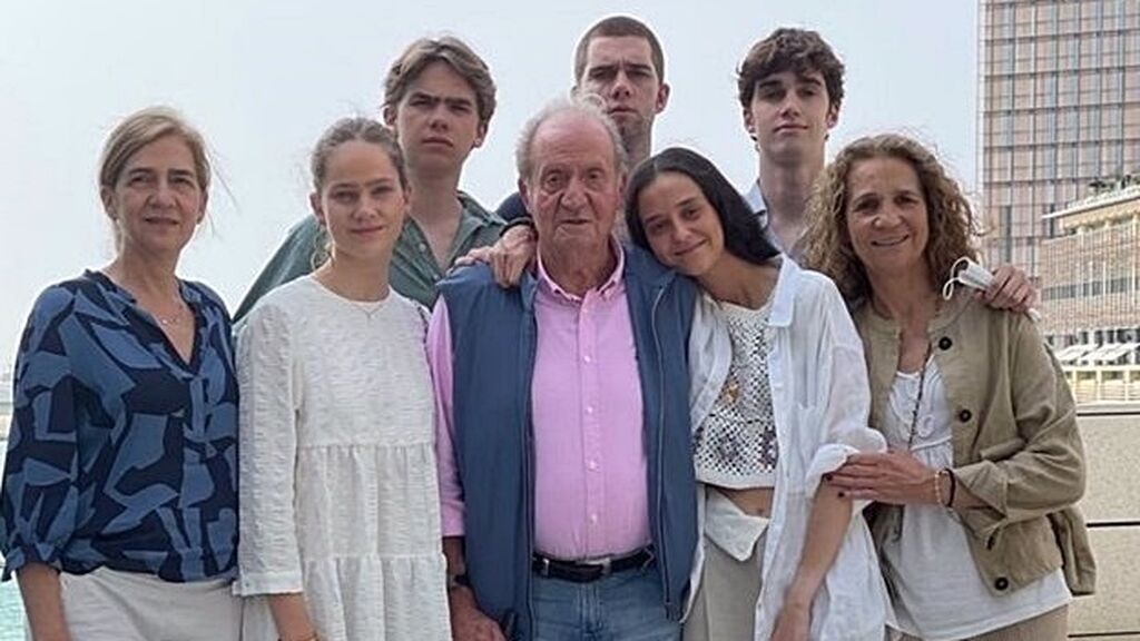 El rey Juan Carlos posa con las infantas Elena y Cristina y sus hijos en Abu Dabi