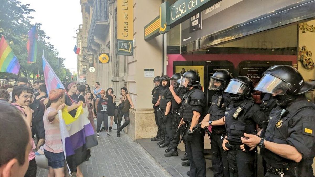 Grupos LGTBI boicotean en Barcelona la presentación de un libro sobre la transexualidad Grupos LGTBI boicotean en Barcelona la presentación de un libro sobre la transexualidad