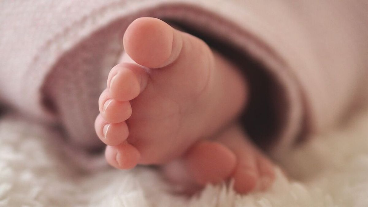 Una bebé recibe once puntos en la cabeza tras sufrir una grave herida al caer al suelo durante el parto