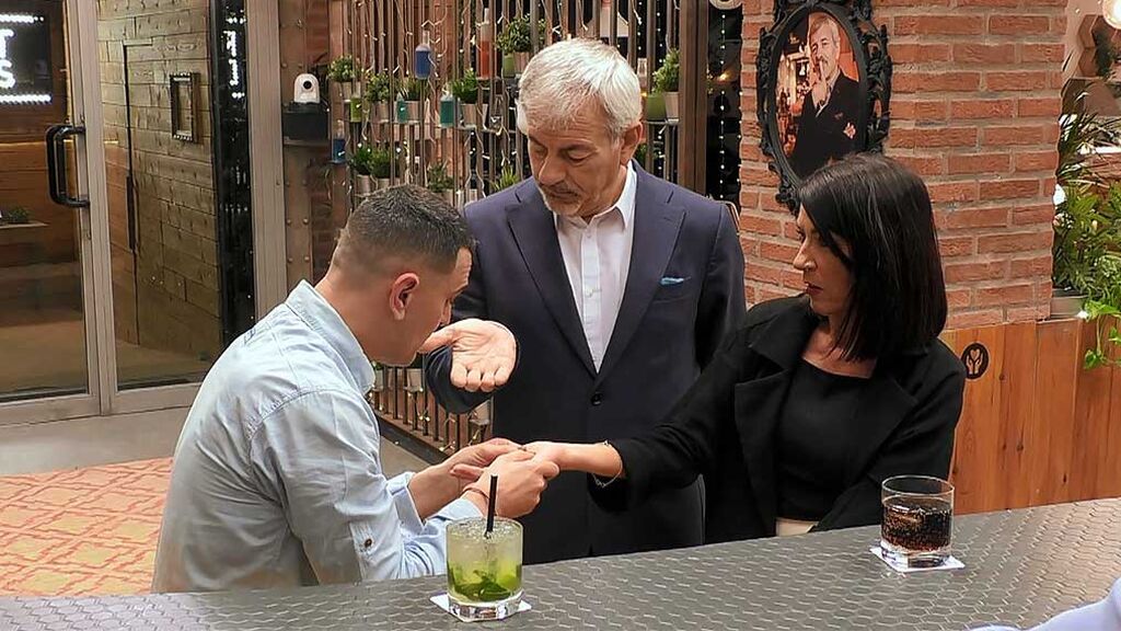 Sergio se lanza a leer la mano a su cita: "Es normalita"