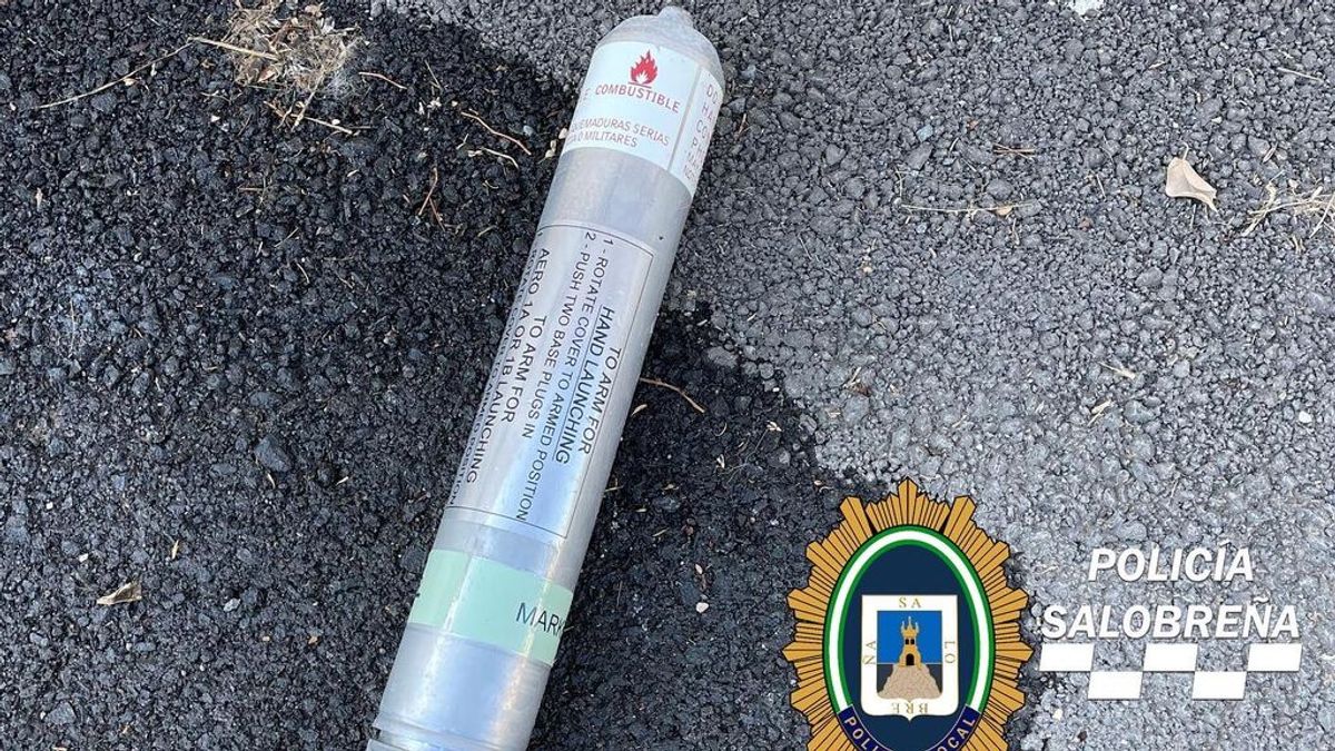 La Policía de Salobreña encuentra cerca de su comisaría una bengala del Ejército "altamente peligrosa" La Policía de Salobreña encuentra cerca de su comisaría una bengala del Ejército "altamente peligrosa"