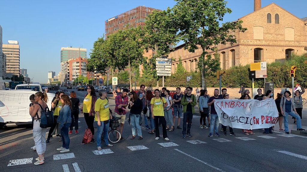 Profesores en huelga cortan la Gran Via y la Ronda Litoral de Barcelona